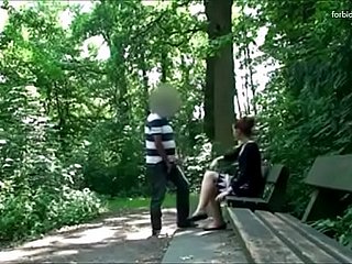 Scrounger dengan bersembunyi menantikan seorang wanita di sebuah taman