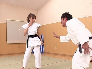 Herrliche japanische Karate Mädchen entscheiden, einige Hahn Reiten zu cask