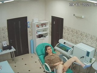 پوشیدہ کیمرے کے ذریعے عورت مرض کے ماہر کے دفتر میں خواتین کے لیے جاسوسی