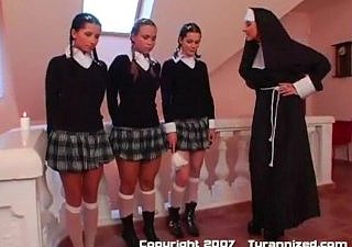 Tres alumnas y una monja