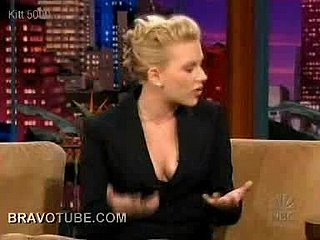 Incredibilmente Mostra di Scarlett Johansson Hot Decolleté A Jay Leno