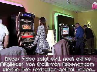 Niemiecki nastolatek w publicznej migającym bukkake Gangbang w kasynie