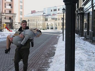 Sexy Pulcino russo Tori Fox viene spogliata e scopata buona