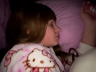 Fucked con gái tôi trong khi chúng tôi ngủ trong cùng một giường