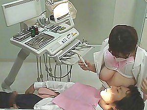 Vicious Japoński dentysta szarpie z klientami, gdy ssie jej duże dzbanki