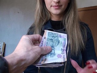 Melanie blaast en wordt geneukt voor geld in Hardcore POV