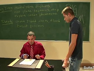 Guru gay menusuk pantatnya di atas ayam muridnya