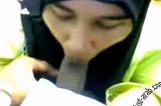 Slut arabo amatoriale paffuto catturato dal cellulare che succhia il cazzo del suo fidanzato
