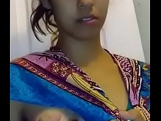 Chick indiano - ordenhando os peitos dela
