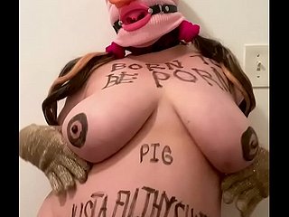 Fuckpig justafilthycunt corpo scrittura umiliata che scuote le mammelle grasse