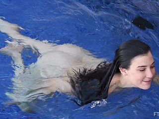 Brünette Unpaid Teen Bella Streifen und nackt nackt schwimmen