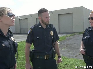 Deux policiers baisés ont arrêté le mec noir et lui font lécher les twats