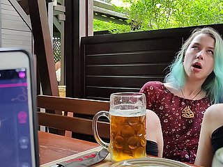 Unapproachable -Orgasmus -Kontrolle meiner Stiefschwester surrounding Pub!