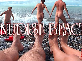 Plage nudiste - jeune clasp nu à dampen plage, clasp d'adolescents nu