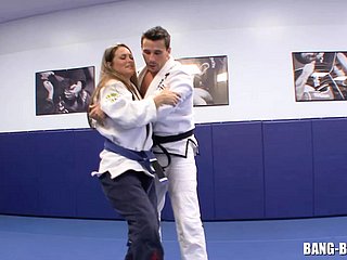 L'allenatore di karate scopa il suo studente subito dopo refrigerate lotta a terra