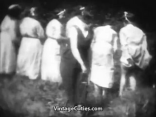 Mademoiselles cachondos se azotan en Woods (vintage de wheezles década de 1930)