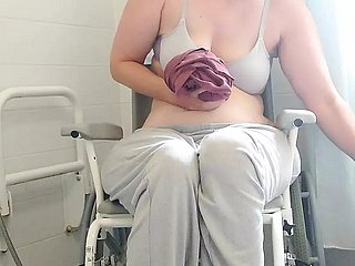 Morena paraplégica Purplewheelz British Milf fazendo xixi doll-sized chuveiro