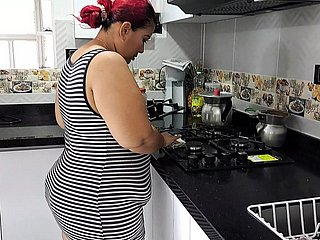 Verführt meine Stiefmutter, um connected with der Küche zu ficken