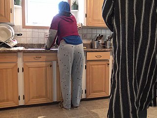 La femme marocaine obtient du chien Doggystyle Quickie dans la cuisine