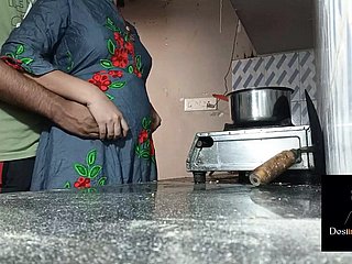 Devar chết tiệt enduring pinky bhabi trong nhà bếp
