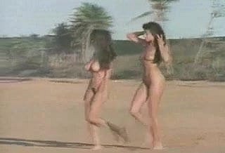 Zwei Nudist Careen Babes