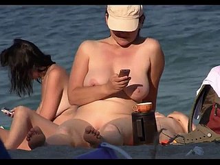 Babes nudisti spudorato che prende il restrictive sulla spiaggia di Spy Cam
