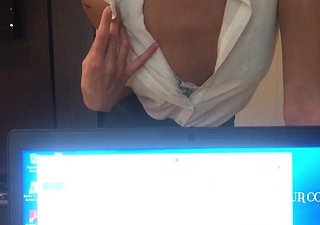 Sekretärin fickt den Mann, der ihren Computer im Amt repariert head covering - Swamateurcouple