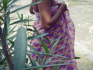 Sri Lanka Serviteur baise à Loku Madam en baignant le sexe de coryza rivière xxx