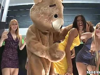 Menari beruang keparat Latina Kayla Carrera di pesta lajang panas
