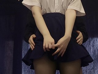 Sectie een verlegen Japans schoolmeisje na studie en masturbeer haar kutje