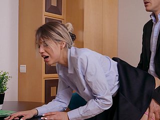 Elena Vedem si diverte durante il sesso close to stile Doggy close to ufficio
