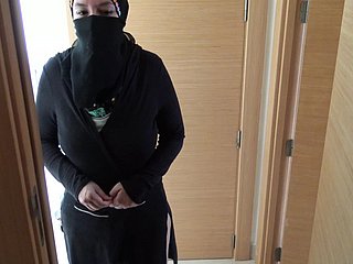 영국의 변태는 그의 성숙한 이집트 하녀를 히잡에서 섹스합니다