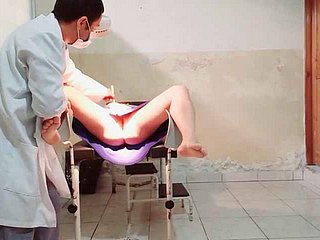 De arts voert een gynaecologisch examen uit op een vrouwelijke patiënt, hij legt zijn vinger in the air haar vagina en raakt opgewonden