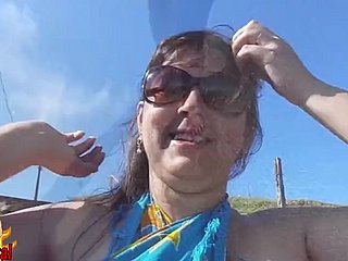 Chunky Brazilian 아내는 공공 해변에서 알몸입니다