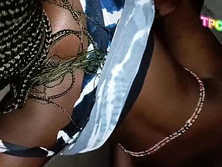 Un clip noir du Congo fait l'amour avec du sexe hardcore dans un coin de l'église