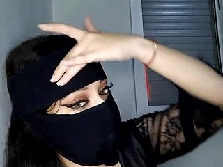 MILF árabe se burla de mí en dampen webcam