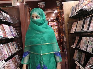 Hete Pakistaanse meid Nadia Ali zuigt grote lul with respect to de gloriegatkamer