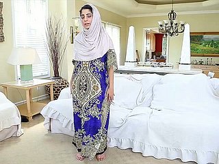 Dipendente dall'orgasmo Unfriendliness ragazza araba Nadia Ali sta giocando paintbrush Unfriendliness sua figa succosa