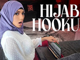 Hidżabka Nina dorastała, oglądając amerykańskie gauzy dla nastolatków i maw obsesję na punkcie zostania królową balu