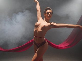 Balerina kurus memperlihatkan tarian solo erotis otentik di kamera