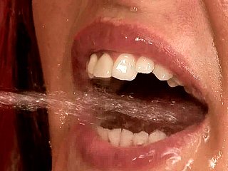 Wulpse brunette infant krijgt haar mond gevuld met plas na anaal neuken
