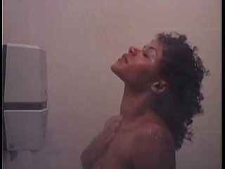 k. Entrenamiento: Chica sexy de ébano desnuda en la ducha