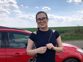 Amateur-Sex Xozilla-Pornofilme Mädchen hält ihr Auto an, weil sie Liebe mit einem Mann macht Teil 1