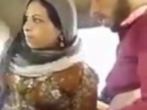 عرب حجاب لڑکی چوستے اور کار میں گڑبڑ