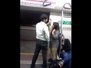 Desi Delhi Insurgents Boobs Grope Ciuman Insurgents Kereta Umum Tertangkap