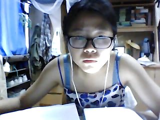Menina chinesa cortado na webcam