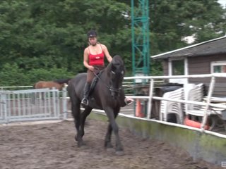 Śliczne nastolatki z Holandii są topless i gotowy wind up jazdy konie