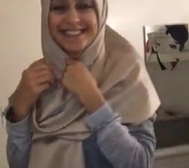 性感的阿拉伯穆斯林头巾的女孩视频泄露