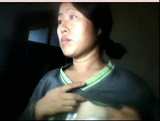 Menina chinesa pisca mamas quando o marido está longe