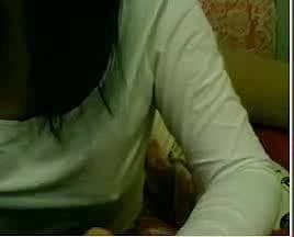 Cina ibu rumah tangga menunjukkan payudara dan ketiak berbulu pada webcam